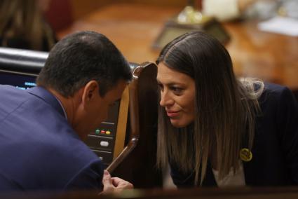 El presidente del Gobierno, Pedro Sánchez, conversa con la portavoz de Junts en el Congreso, Míriam Nogueras, en la segunda jornada de la 26 edición del Debate sobre el Estado de la Nación, en el Congreso de los Diputados, a 13 de julio de 2022, en