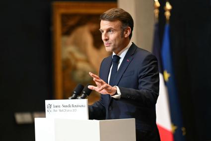 El presidente francés Macron visita el Museo del Louvre en París