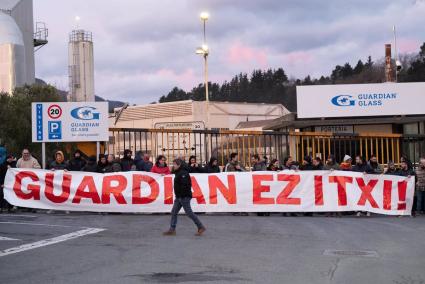 Trabajadores de Guardian Llodio se concentran frente a la fábrica en rechazo al cierre de la planta
