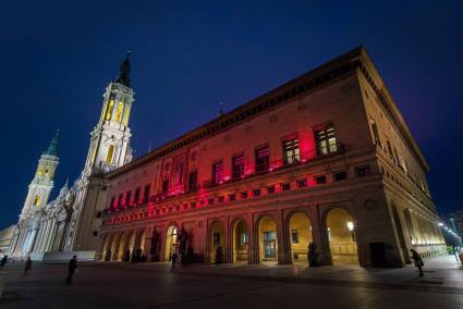 Zaragoza.- Las fuentes de la ciudad y los edificios municipales se iluminan de rojo carmesí por el cumpleaños del Rey