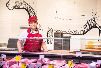 Mariela trabaja en la carnicería de un supermercado gracias al programa 'Incorpora' de Fundación 'la Caixa'.