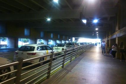 Sevilla.-Sucesos.-La operación por amenazas en la parada de taxi del aeropuerto suma siete nuevos detenidos