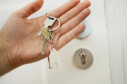 El esfuerzo para alquilar una vivienda supera el 30% del salario en València y Alicante