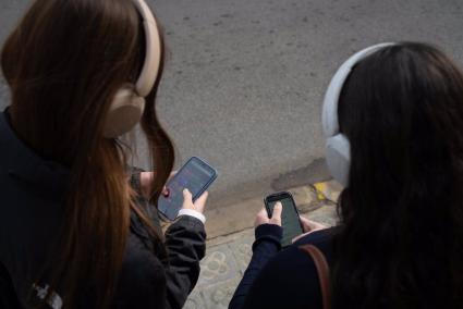 El 85% de los colegios de Primaria de Euskadi tiene totalmente prohibidos los móviles y relojes inteligentes en aulas