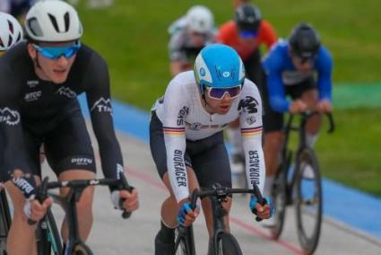 Max Brise (C), uno de los deportistas heridos en el accidente.