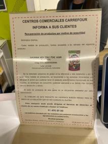 Aviso ubicado en este centro de Palma que trata de localizar todos los productos contaminados vendidos para proceder a su devolución y abono.