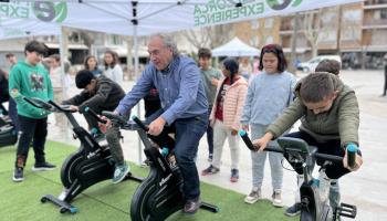 El alcalde no dudó en subirse a la bicicleta.