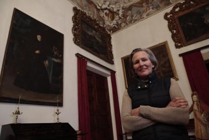 Magdalena de Quiroga Conrado, delante del cuadro de Gertrudis Conrado, en Can Vivot.