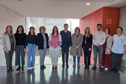 La consellera y los directores generales de Salut Mental y del IB-Salut junto al nuevo equipo de psicólogos y coordinadores del centro de salud de Sant Agustí.