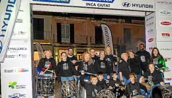 La batucada recibió a los pilotos a su llegada a la meta en Inca.