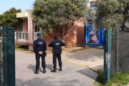 Dos policías ante una vivienda okupada