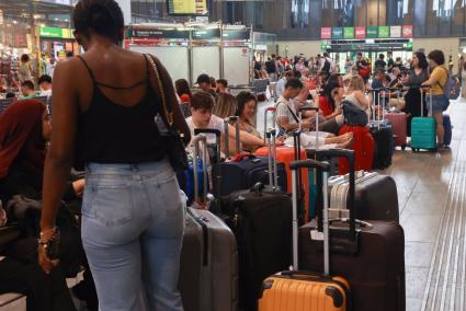 Retrasos en cuatro trenes de Alta Velocidad de Sevilla y Málaga y en Cercanías por la huelga de sindicatos minoritarios