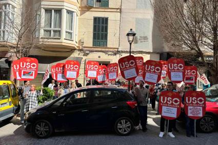 Miembros del sindicato USO este martes frente a la Delegación del Gobierno en Palma.