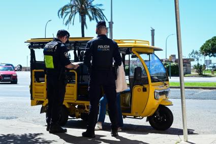 La Policía Local ha dado el alto y levantado acta a un 'tuk tuk' esta mañana en Palma.