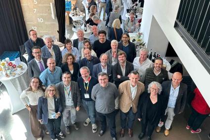 Simonet, junto a los productores agroalimentarios participantes, hoy en Colonia.