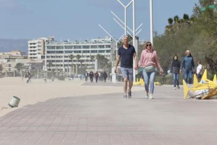Cuando el viento sopla con fuerza arrastra mucha arena al paseo