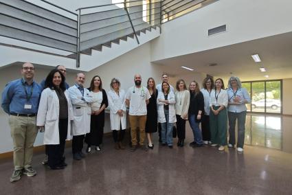 La consellera Manuela García, con la gerente de Son Llàtzer, Soledad Gallardo, y el equipo de la unidad de cuidados paliativos.