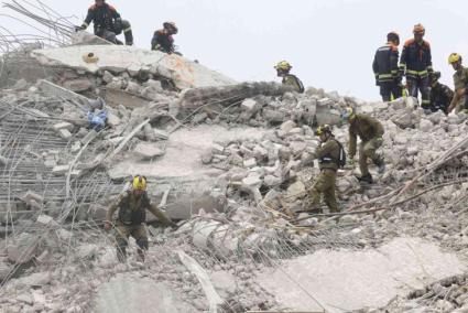 Rescatistas tailandeses e israelíes llevan a cabo una operación de búsqueda en el lugar donde se derrumbó un edificio tras un te