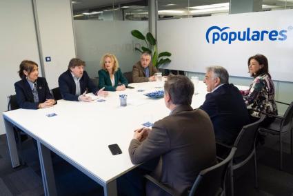 El secretario general del PSE-EE, Eneko Andueza, se reúne con el presidente del PP vasco, Javier de Andrés