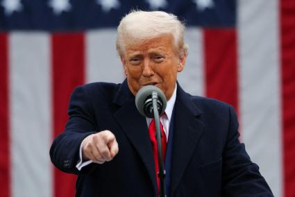 Donald Trump anuncia un arancel del 25% a la importación de vehículos extranjeros desde esta medianoche