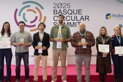 Imagen de los premiados por sus soluciones y productos circulares en el marco del Basque Circular Summit 2025
