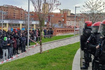 La Ertzaintza desaloja del gaztetxe a los cuatro úlimos okupas que han pasado la noche en el local
