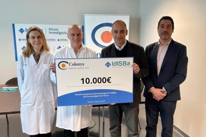 Josep A. Cifre, presidente de la Fundación Guillem Cifre de Colonya y Juanjo Caldés, del Área de Relaciones Institucionales y Ahorro Ético de la entidad, junto al gerente del Idisba, Carlos Enrique, y la directora científica, Antònia Barceló.