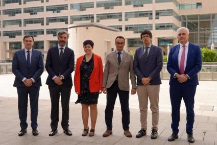 Los representantes de las diferentes administraciones y empresas presentes en la reunión.