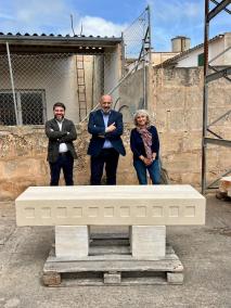 Javier Bonet, Jaime Martínez y Margalida Escales, tras la escultura de la artista dedicada a Víctor Uris.
