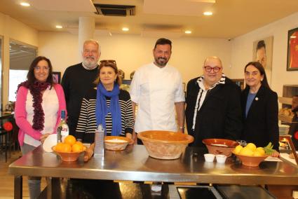 África Juan, Luis Corral, Lydia E. Corral, Ángel Cortés, Joan Carles Bestard y Amalia Estabén, a punto para los ‘robiols’.