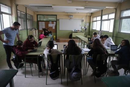 Un docente con sus alumnos.