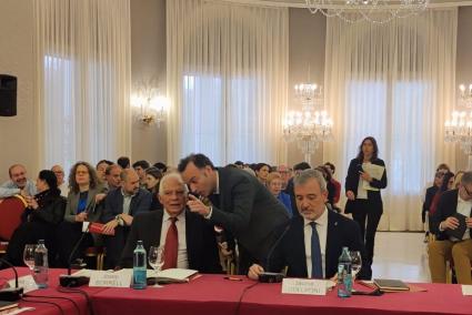 El presidente del Cidob y ex Alto Representante de la Unión Europea para la Política Exterior, Josep Borell, junto con el direct
