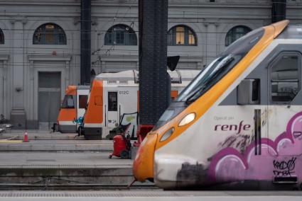 Un coche cae a las vías de la R1 y hace circular por vía única entre Arenys y Mataró (Barcelona)
