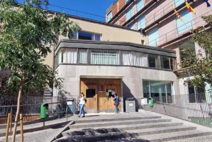 Entrada a la Biblioteca de Aragón, situada en la calle Doctor Cerrada, 22 de Zaragoza.