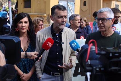 El coordinador federal de Izquierda Unida, Antonio Maíllo, atiende a los medios en Málaga el marco de la manifestación por el de