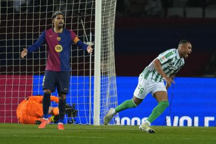 El Betis deja viva la pelea por el título