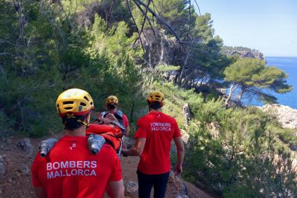 Los bomberos rescatan a un senderista herido en Deià