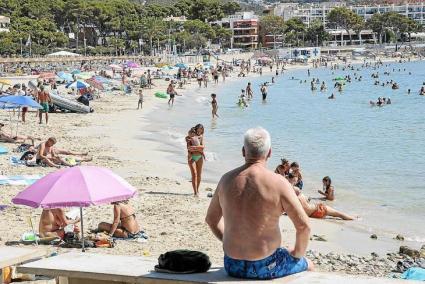 Vista general de la mañana mallorquina en la playa de Palmanova, donde cientos de turistas disfrutan del sol.