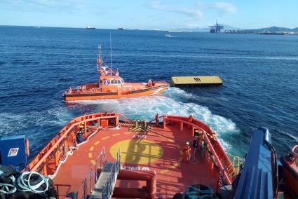 Cádiz.- Salvamento Marítimo recupera más de 20 neveras y un contenedor a la deriva frente a las costas de Cádiz