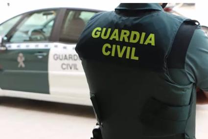 Granada.- Unas 50 personas piden justicia ante el juzgado de Almuñécar tras el apuñalamiento mortal de un joven