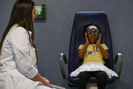 El Clínic de Barcelona y Fundación La Caixa realizan revisiones oculares a 183 niños vulnerables