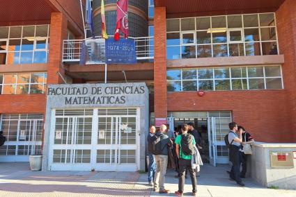 Profesores y alumnos de universidad acuden a la facultad de Matemáticas de la Universidad Complutense de Madrid para realizar un