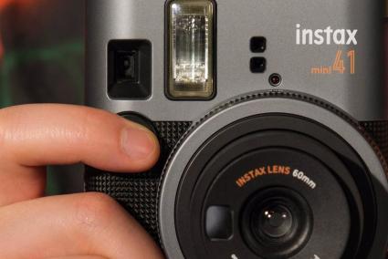 La nueva instax mini 41 llega con avances en la corrección de paralaje y el control automático del flash