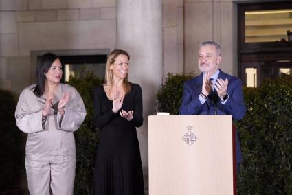 El alcalde Jaume Collboni, junto a la teniente de alcalde de Derechos Sociales, Maria Eugènia Gay, en el acto de conmemoración d