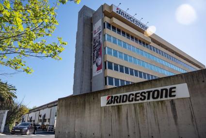 Trabajadores de Bridgestone Basauri paran la producción el primer día de huelga por el ERE y se concentran en la planta
