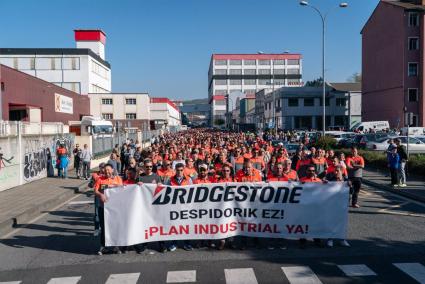 Miles de personas se manifiestan en Basauri (Bizkaia) contra los despidos en Bridgestone
