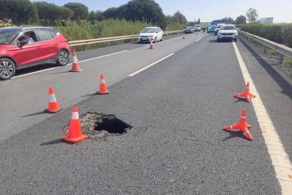 Huelva.- Transportes corta la A-49 desde Bollullos hasta Niebla por el socavón, que achaca a las intensas lluvias
