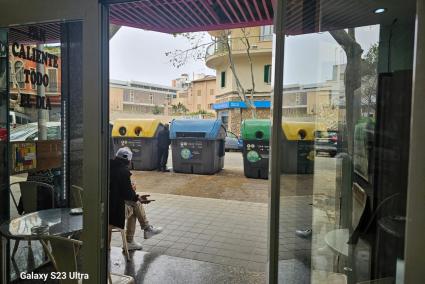 Un incívico orina entre los contenedores amarillo y azul, con vistas desde la cafetería Noe