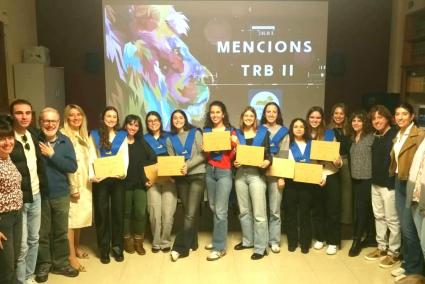 Fotografía de grupo de las ocho alumnas de Pius XII premiados y el profesorado del centro.