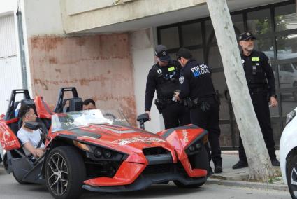 Multan al conductor de un 'roadster' por bajarse a orinar en Andratx